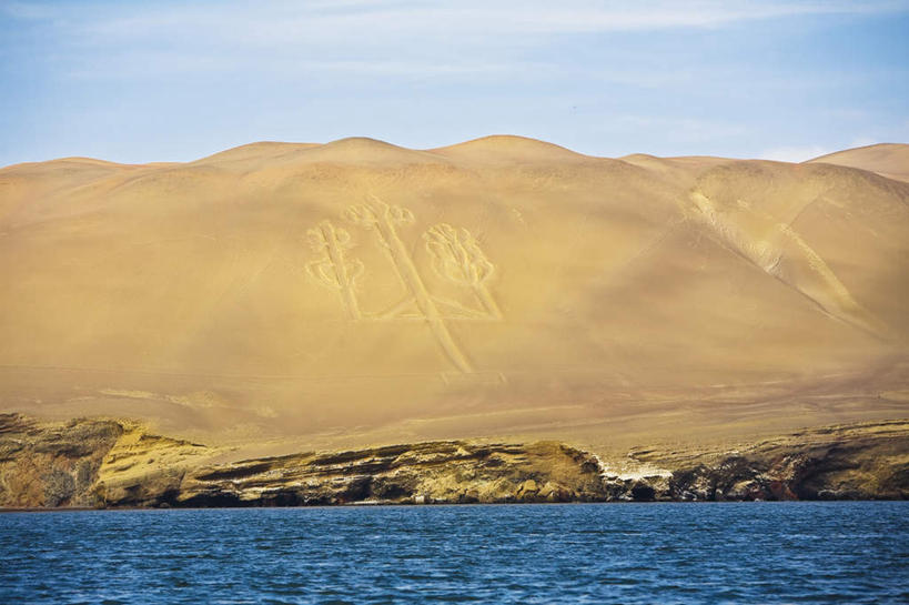 无人,横图,室外,白天,正面,旅游,度假,海浪,海洋,名胜古迹,山,山脉,标志建筑,地标,建筑,秘鲁,阴影,遗迹,光线,影子,浪花,山峰,云,云朵,山峦,云彩,古迹,文物,娱乐,建设,古建筑,蓝色,白云,蓝天,天空,阳光,海水,群山,天,享受,休闲,旅游胜地,南美,放松,晴朗,南美洲,拉丁美洲,美洲,海景,古文明,秘鲁共和国,伊卡,纳斯卡,亚美利加洲,南亚美利加洲,玉米之仓,纳斯卡巨画,纳斯卡线条,伊卡省,大海,风浪,海,海水的波动,近岸浪,涌浪,晴空,彩图