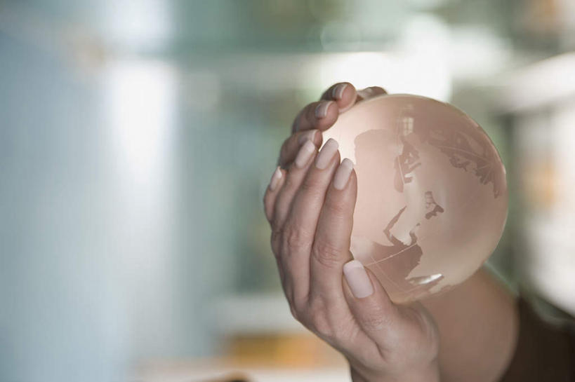 西方人,手,一个人,商务人士,商务男性,捧,横图,室内,特写,白天,正面,衬衫,欧洲,欧洲人,双手,仅一个男性,仅一个人,仅一个中年男性,套装,朦胧,模糊,透明,水晶,一个,球体,手部,水晶球,单个,商务装,工薪阶层,男人,男性,中年男性,白种人,白领,上班族,端,端着,捧着,手捧,半身,彩图,衬衣