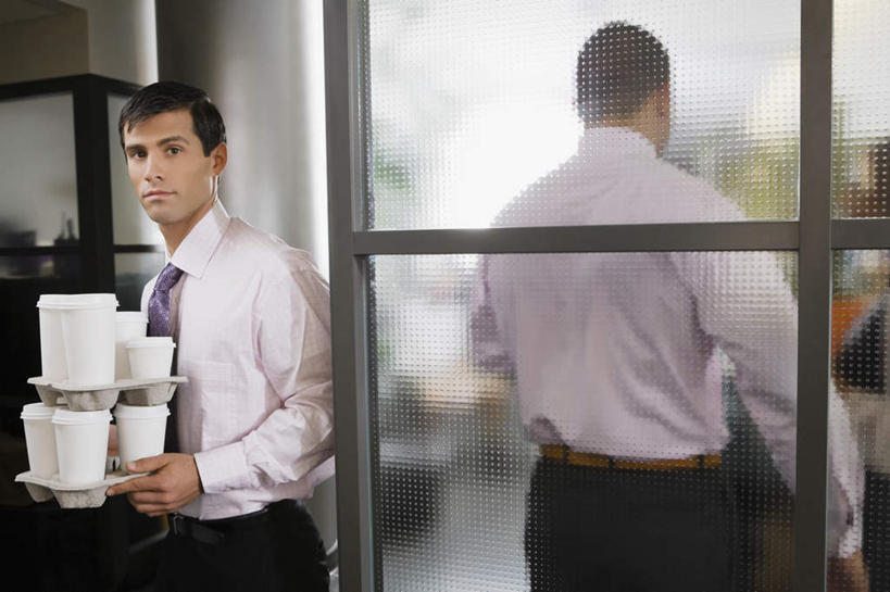 西方人,背部,两个人,同事,商务人士,商务男性,站,捧,横图,室内,白天,正面,衬衫,成功,合作,团队,集体,信心,窗户,杯子,餐具,欧洲,欧洲人,套装,碟子,盘,领带,注视,队伍,玻璃窗,盘子,纸制品,碟,观察,看,站着,观看,纸杯,察看,领导,象征,庄重,成就,关注,一次性杯子,商务装,身份,合伙,领袖,工薪阶层,正式,地位,男人,男性,年轻男性,中年男性,白种人,白领,上班族,端,端着,捧着,手捧,站立,半身,彩图,衬衣