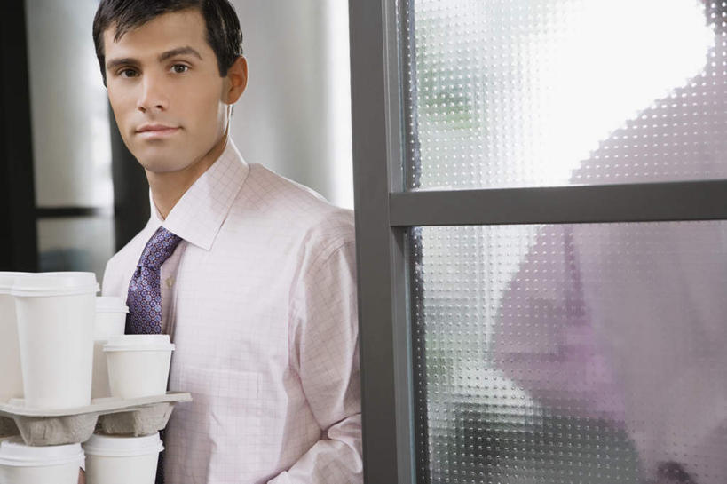 西方人,背部,两个人,同事,商务人士,商务男性,站,捧,横图,室内,白天,正面,衬衫,成功,合作,团队,集体,信心,窗户,杯子,餐具,欧洲,欧洲人,套装,碟子,盘,领带,注视,队伍,玻璃窗,盘子,纸制品,碟,观察,看,站着,观看,纸杯,察看,领导,象征,庄重,成就,关注,一次性杯子,商务装,身份,合伙,领袖,工薪阶层,正式,地位,男人,男性,年轻男性,中年男性,白种人,白领,上班族,端,端着,捧着,手捧,站立,半身,彩图,衬衣