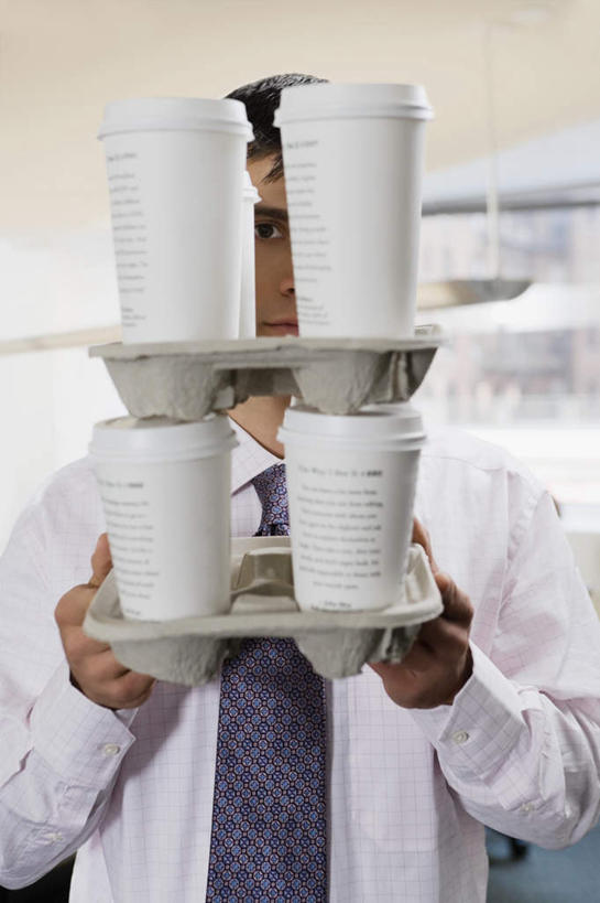 西方人,一个人,商务人士,商务男性,站,捧,竖图,室内,白天,正面,衬衫,杯子,欧洲,欧洲人,仅一个男性,仅一个人,套装,朦胧,模糊,领带,注视,仅一个年轻男性,纸制品,观察,看,站着,观看,纸杯,察看,象征,庄重,关注,一次性杯子,商务装,身份,工薪阶层,正式,地位,男人,男性,年轻男性,白种人,白领,上班族,端,端着,捧着,手捧,站立,半身,彩图,衬衣