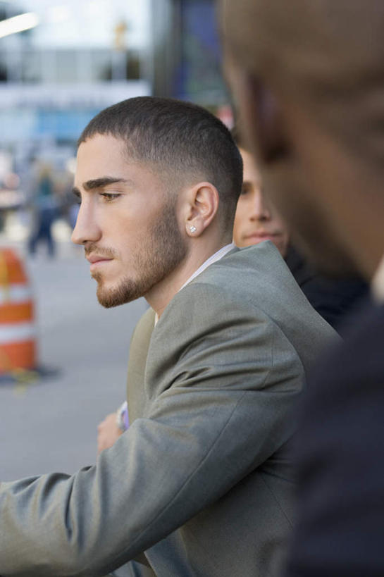 西方人,三个人,同事,商务人士,商务男性,商务女性,站,竖图,室外,白天,侧面,衬衫,成功,合作,团队,集体,信心,道路,路,公路,欧洲,非洲,黑人,欧洲人,套装,朦胧,模糊,分离,交通,警告,扭头,注视,队伍,观察,看,站着,转头,警示,观看,隔离,禁止,提醒,察看,领导,成就,关注,提示,限制,商务装,合伙,领袖,交通标志,工薪阶层,路锥,交通锥,危险,男人,男性,年轻男性,年轻女性,女人,女性,中年男性,白种人,非洲人,白领,上班族,马路,站立,半身,彩图,衬衣