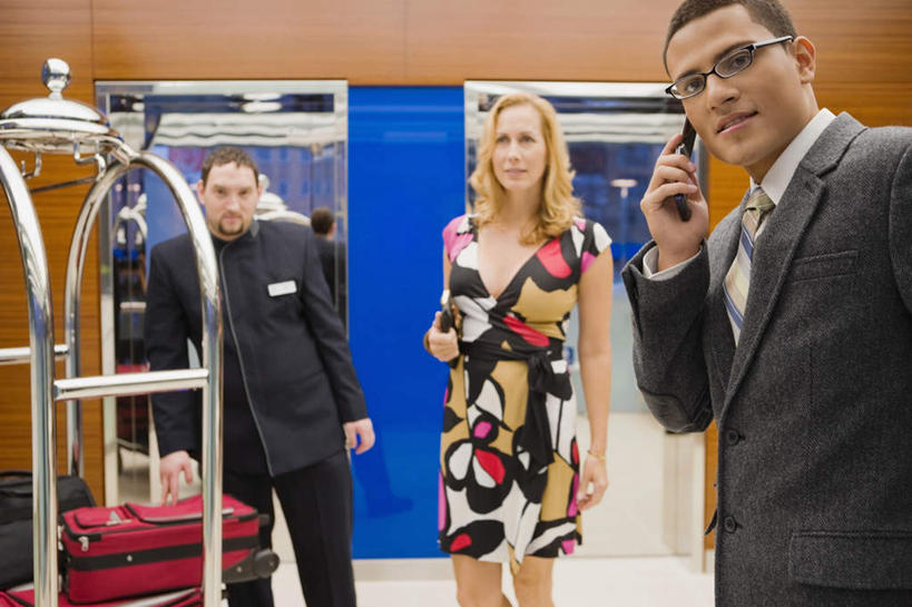 西方人,三个人,同事,商务人士,服务员,商务男性,商务女性,宾馆,站,笑,打电话,微笑,露齿笑,横图,室内,白天,正面,工作服,衬衫,裙子,制服,成功,合作,团队,集体,信心,电梯,电话,手机,欧洲,欧洲人,握,连衣裙,套装,拉杆箱,旅行箱,眼镜,领带,运输工具,拿,听,拿着,注视,通讯设备,队伍,车,手推车,行李箱,箱子,交通工具,观察,看,站着,握着,升降梯,行李车,观看,出差,察看,领导,象征,庄重,成就,关注,载具,商务装,身份,合伙,领袖,近视眼镜,工薪阶层,正式,地位,工作制服,交流,男人,男性,年轻男性,年轻女性,女人,女性,中年男性,白种人,白领,服务生,上班族,侍者,沟通,通话,站立,半身,彩图,衬衣,工作套服,旅行,客店,客栈,旅店,旅馆,旅舍,汽车旅馆,酒店行李车,升降设备