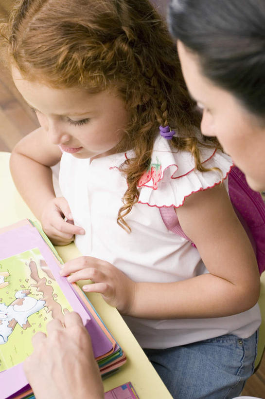 西方人,儿童,两个人,学生,教师,学校,坐,说,竖图,俯视,室内,白天,纯洁,桌面,桌子,书籍,欧洲,欧洲人,握,阴影,服装,反射,木制,影子,注视,休闲装,校园,小孩,衣服,木制品,低头,观察,看,休闲,教室,休闲服,可爱,童年,童趣,握着,服饰,观看,教导,察看,关注,童真,烂漫,无邪,辅导,垂头,教诲,交流,天真,女孩,女人,女性,中年女性,白种人,讲师,老师,书,图书,沟通,讲话,交谈,说话,谈话,坐着,半身,彩图,高角度拍摄,女生