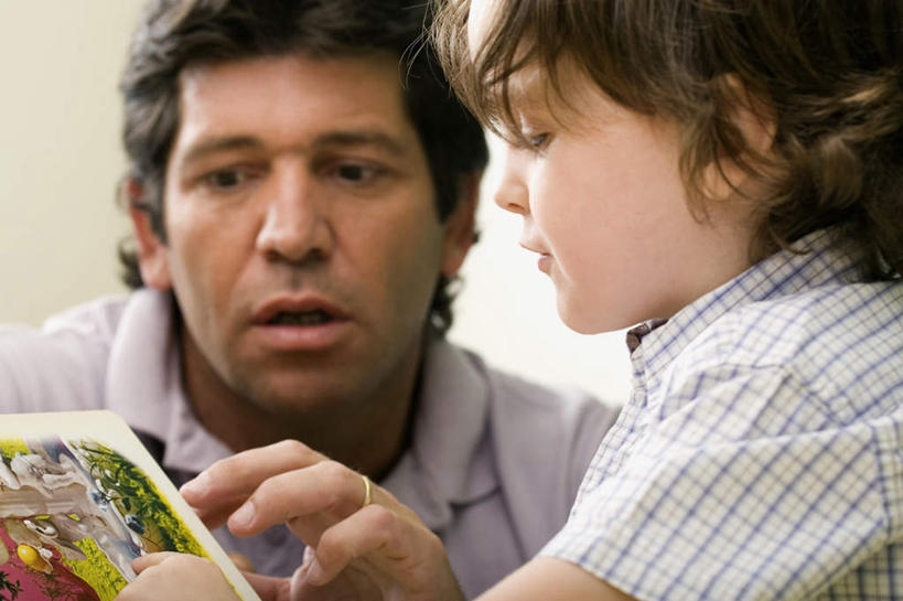 西方人,脸,头,脸颊,两个人,学生,教师,学校,说,横图,室内,特写,白天,正面,讨论,纯洁,书籍,欧洲,欧洲人,一本,阴影,朦胧,模糊,反射,影子,墙,注视,校园,肩膀,墙壁,墙面,白色,打开,翻开,观察,看,教室,可爱,童年,童趣,教学,观看,教导,察看,关注,童真,烂漫,无邪,辅导,教诲,掀开,交流,天真,男孩,男人,男性,中年男性,白种人,头部,脸部,脸蛋,面部,讲师,老师,书,图书,沟通,讲话,交谈,商讨,说话,谈话,半身,彩图