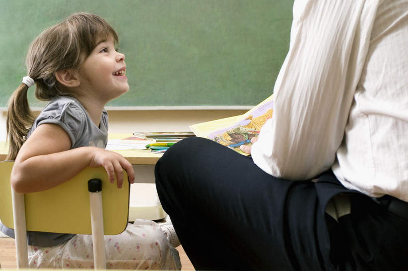 西方人,两个人,学生,教师,学校,坐,横图,室内,白天,衬衫,西装,纯洁,桌子,椅子,欧洲,欧洲人,握,阴影,套装,正装,反射,影子,木椅,墙,注视,职业装,书桌,校园,墙壁,墙面,背面,白色,课桌,黑板,低头,观察,看,教室,可爱,童年,童趣,教学,握着,观看,教导,察看,关注,童真,烂漫,无邪,辅导,耐磨,教诲,教学黑板,天真,男人,男性,女孩,女性,中年男性,白种人,讲师,老师,坐着,半身,彩图,衬衣