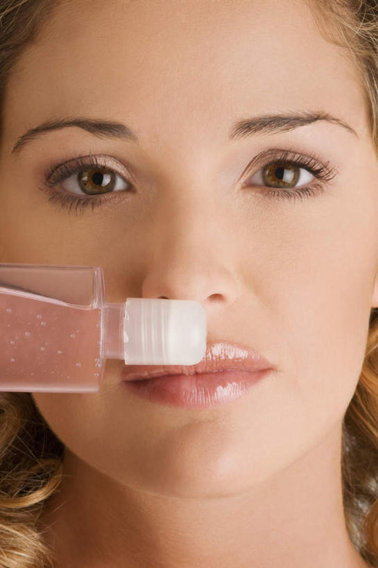 西方人,脸,头,脸颊,脖子,一个人,竖图,室内,特写,白天,正面,时尚,欧洲,欧洲人,仅一个年轻女性,仅一个女性,仅一个人,芳香,香气,罐子,注视,闻,玻璃制品,玻璃瓶,瓶子,观察,看,品味,香水,观看,优雅,气味,察看,嗅,一瓶,高雅,芬芳,关注,除臭,年轻女性,女人,女性,白种人,头部,脖,颈,颈部,脸部,脸蛋,面部,半身,彩图