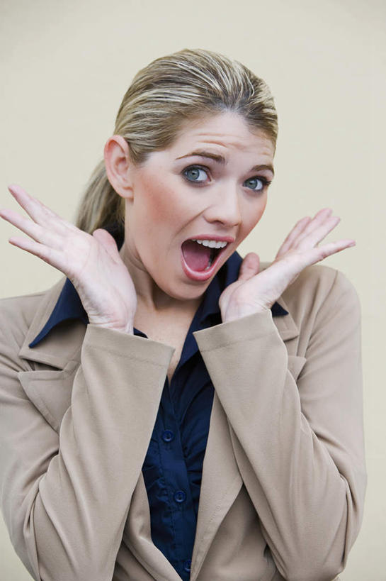 西方人,脸,头,脸颊,脖子,手,一个人,商务人士,商务女性,站,竖图,室内,特写,白天,正面,欧洲,欧洲人,双手,仅一个年轻女性,仅一个女性,仅一个人,套装,注视,肩膀,观察,看,站着,张嘴,手部,摄影,影棚,观看,害怕,惊恐,察看,张开五指,关注,商务装,张大嘴巴,工薪阶层,年轻女性,女人,女性,白种人,头部,脖,颈,颈部,脸部,脸蛋,面部,白领,上班族,张开嘴,站立,半身,彩图,影棚拍摄,拍摄,五指张开