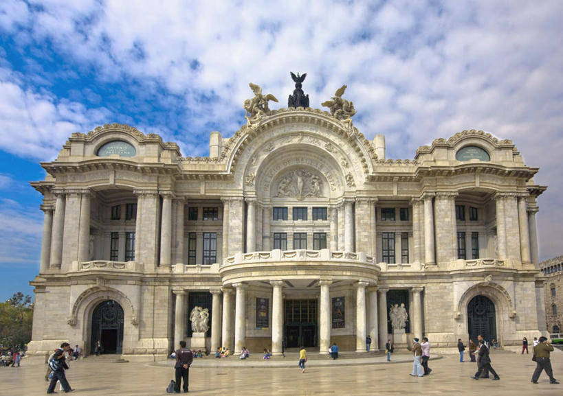 西方人,走,横图,室外,白天,仰视,旅游,度假,名胜古迹,标志建筑,城市,地标,建筑,墨西哥,欧洲,欧洲人,行人,游客,游人,阴影,服装,遗迹,光线,影子,云,云朵,首都,许多人,云彩,注视,休闲装,古迹,文物,娱乐,建设,古建筑,路人,旅客,衣服,蓝色,白云,蓝天,天空,阳光,天,观察,看,一群人,享受,休闲,休闲服,旅游胜地,放松,服饰,晴朗,观看,察看,北美,北美洲,关注,美洲,古文明,墨西哥城,北亚美利加洲,亚美利加洲,墨西哥合众国,仙人掌王国,联邦区,过客,墨西哥国家美术宫,男人,男性,年轻男性,年轻女性,女人,女性,白种人,晴空,步行,散步,走路,半身,彩图,低角度拍摄