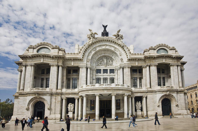 西方人,走,横图,室外,白天,仰视,旅游,度假,名胜古迹,标志建筑,城市,地标,建筑,墨西哥,欧洲,欧洲人,行人,游客,游人,阴影,服装,遗迹,光线,影子,云,云朵,首都,许多人,云彩,注视,休闲装,古迹,文物,娱乐,建设,古建筑,路人,旅客,衣服,蓝色,白云,蓝天,天空,阳光,天,观察,看,一群人,享受,休闲,休闲服,旅游胜地,放松,服饰,晴朗,观看,察看,北美,北美洲,关注,美洲,古文明,墨西哥城,北亚美利加洲,亚美利加洲,墨西哥合众国,仙人掌王国,联邦区,过客,墨西哥国家美术宫,男人,男性,年轻男性,年轻女性,女人,女性,白种人,晴空,步行,散步,走路,半身,彩图,低角度拍摄