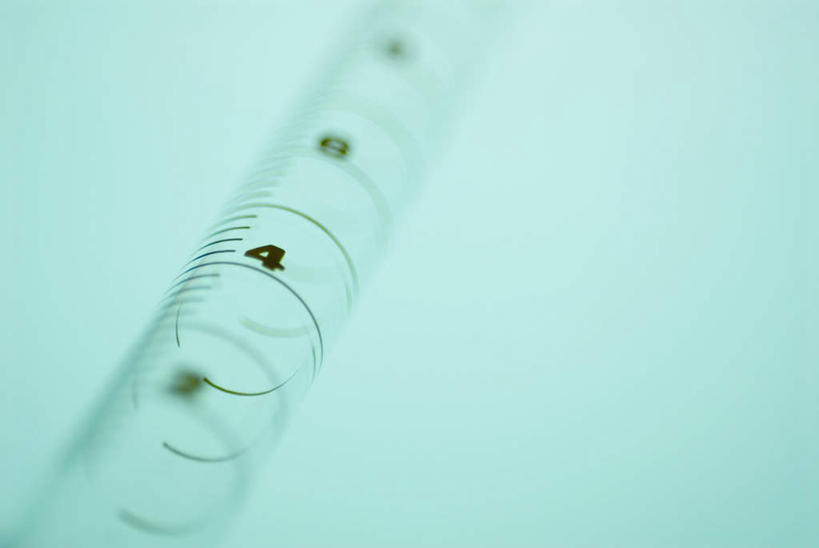 无人,横图,俯视,室内,特写,白天,静物,一排,许多,绿色背景,阴影,朦胧,模糊,整齐,反射,标志,数字,文字,影子,字符,标识,排列,针管,针筒,注射,摄影,阿拉伯数字,影棚,一支,医疗,医疗设备,注射器,队列,彩图,高角度拍摄,影棚拍摄,拍摄