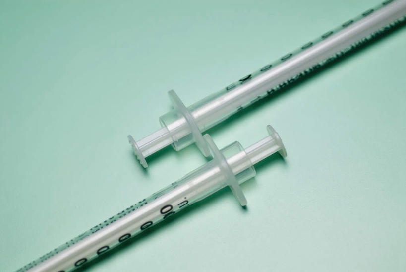 无人,横图,俯视,室内,特写,白天,静物,一排,许多,绿色背景,阴影,朦胧,模糊,整齐,反射,标志,数字,文字,影子,字符,标识,排列,两个,针管,针筒,注射,摄影,阿拉伯数字,影棚,医疗,医疗设备,注射器,队列,彩图,高角度拍摄,影棚拍摄,拍摄