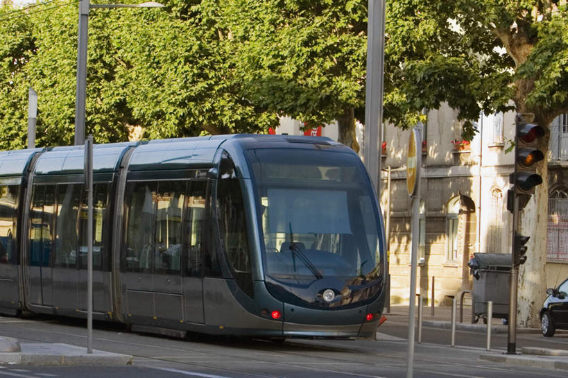 无人,横图,室外,白天,正面,度假,安全,美景,植物,城市风光,城市,道路,路,公路,公共汽车,法国,欧洲,一辆,阴影,光线,影子,景观,红绿灯,分界线,巴士,停车线,信号灯,公交车,交通,娱乐,车,树,树木,绿色,阳光,自然,交通工具,享受,休闲,景色,放松,警示,生长,成长,车行道,车行道分界线,提示,载具,标线,流通,车行线,交通信号灯,法兰西共和国,首府,行人信号灯,波尔多,阿基坦,法兰西第五共和国,亚魁当,波尔多市,阿基坦大区,马路,彩图