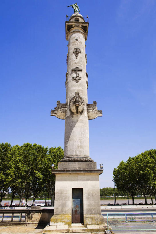 无人,竖图,室外,白天,仰视,旅游,度假,植物,标志建筑,地标,建筑,船,雕塑,法国,欧洲,阴影,艺术,装饰,光线,雕刻,雕像,影子,娱乐,建设,树,树木,蓝色,绿色,蓝天,天空,阳光,自然,工艺品,天,享受,休闲,旅游胜地,放松,军舰,生长,晴朗,成长,纪念,美术,主题,陈列,战舰,军用战舰,战船,万里无云,法兰西共和国,首府,波尔多,梅花广场,阿基坦,功能,美学,法兰西第五共和国,亚魁当,波尔多市,阿基坦大区,晴空,晴空万里,彩图,低角度拍摄