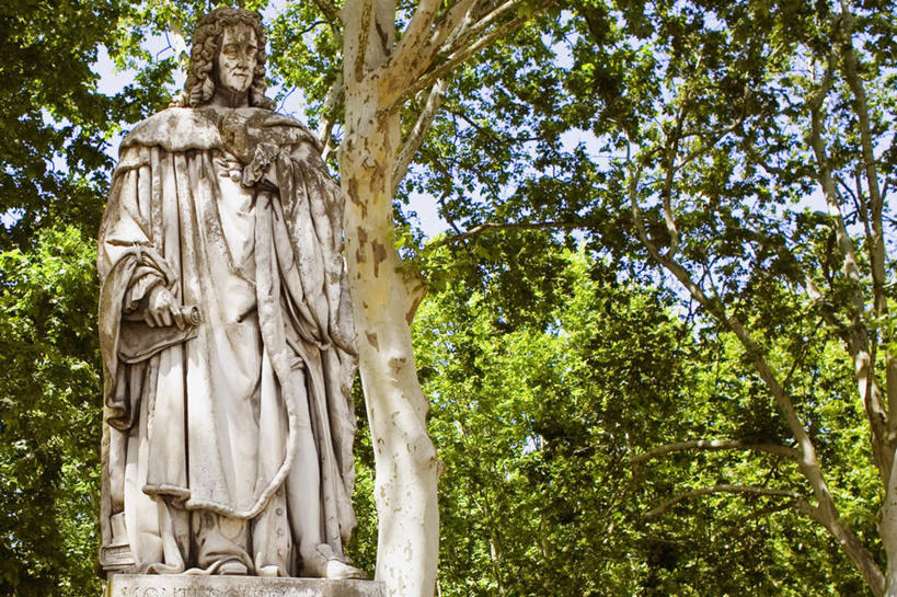 西方人,一个人,无人,站,横图,室外,白天,仰视,民族服装,度假,美景,植物,城市风光,城市,雕塑,法国,欧洲,欧洲人,仅一个男性,仅一个人,仅一个中年男性,阴影,服装,艺术,装饰,光线,雕刻,雕像,影子,景观,注视,娱乐,树,树木,衣服,蓝色,绿色,蓝天,天空,阳光,自然,工艺品,天,观察,看,站着,享受,休闲,景色,放松,服饰,生长,晴朗,成长,观看,纪念,美术,察看,衣着,穿着,关注,主题,陈列,万里无云,法兰西共和国,首府,波尔多,梅花广场,阿基坦,孟德斯鸠,功能,美学,法兰西第五共和国,思想家,衣饰,文学家,亚魁当,波尔多市,阿基坦大区,路易.孟德斯鸠,夏尔.德.塞孔达.孟德斯鸠,男人,男性,中年男性,白种人,晴空,晴空万里,站立,彩图,低角度拍摄,全身,传统服装,民俗服