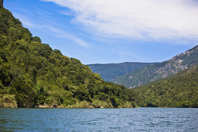 无人,横图,室外,白天,仰视,旅游,度假,湖,湖泊,石头,美景,森林,山,山脉,树林,水,植物,墨西哥,阴影,光线,石子,影子,湖面,景观,山顶,山峰,水流,水面,云,云朵,山峦,云彩,娱乐,树,树木,蓝色,绿色,白云,蓝天,天空,阳光,自然,湖水,群山,天,享受,休闲,景色,放松,生长,晴朗,成长,北美,北美洲,自然风光,美洲,沉积岩,恰帕斯,恰帕斯州,北亚美利加洲,亚美利加洲,墨西哥合众国,仙人掌王国,颠峰,极峰,水成岩,石块,岩石,晴空,彩图,低角度拍摄