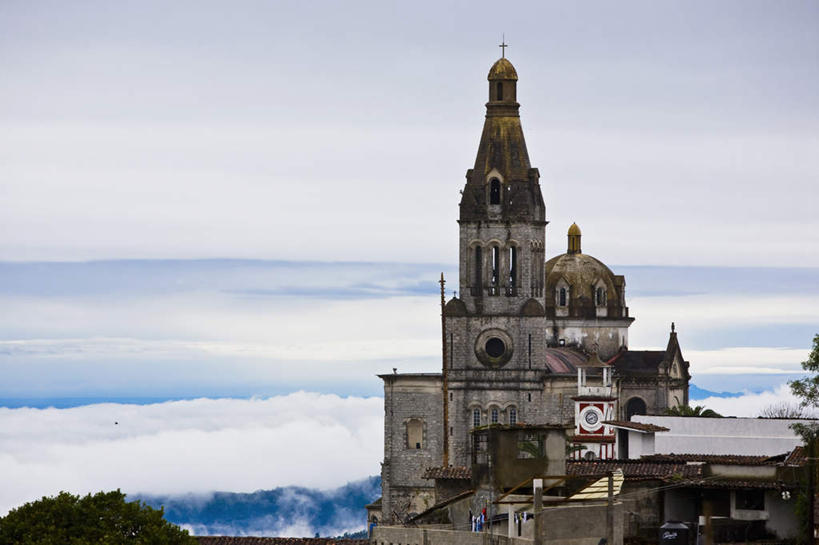 无人,教堂,横图,室外,白天,正面,旅游,度假,植物,标志建筑,地标,建筑,墨西哥,阴影,节日,时间,光线,时钟,影子,云,云朵,钟楼,计时,云彩,文化,娱乐,建设,树,树木,蓝色,绿色,白云,蓝天,天空,阳光,自然,钟表,天,祈祷,享受,休闲,健康,表,旅游胜地,放松,许愿,宗教,信仰,生长,晴朗,成长,纪念,祈求,北美,北美洲,基督教,天主教,美洲,信念,普埃布拉州,普埃布拉,北亚美利加洲,亚美利加洲,塔钟,墨西哥合众国,仙人掌王国,平安,钟,晴空,彩图,大教堂,礼拜堂