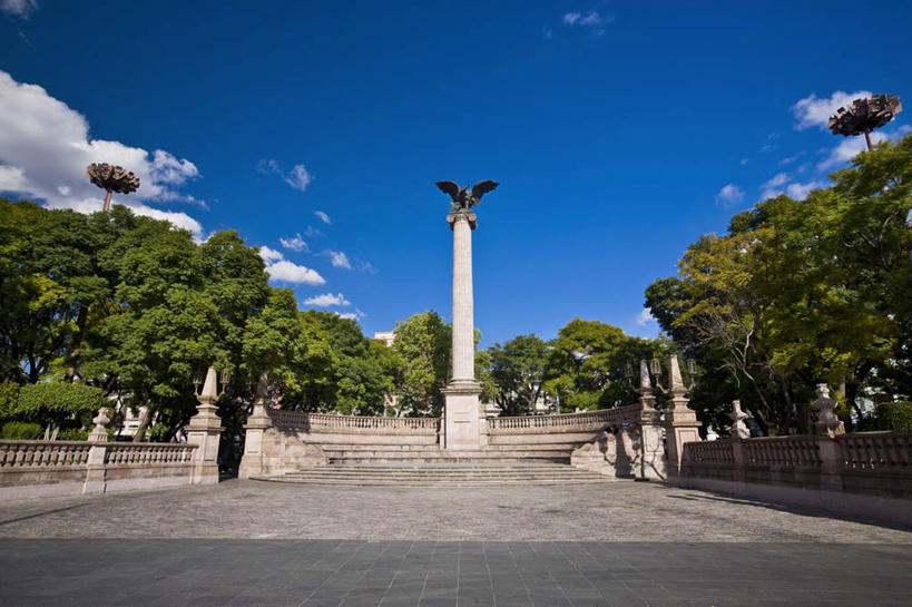 无人,横图,室外,白天,仰视,度假,美景,植物,城市风光,城市,道路,路,雕塑,墨西哥,阴影,艺术,装饰,光线,雕刻,雕像,影子,景观,云,云朵,纪念碑,小路,交通,云彩,娱乐,树,树木,蓝色,绿色,白云,蓝天,天空,阳光,自然,工艺品,天,享受,休闲,景色,放松,生长,晴朗,成长,纪念,美术,北美,北美洲,主题,美洲,陈列,阿瓜斯卡连特斯州,阿瓜斯卡连特斯,功能,美学,北亚美利加洲,亚美利加洲,墨西哥合众国,仙人掌王国,晴空,彩图,低角度拍摄