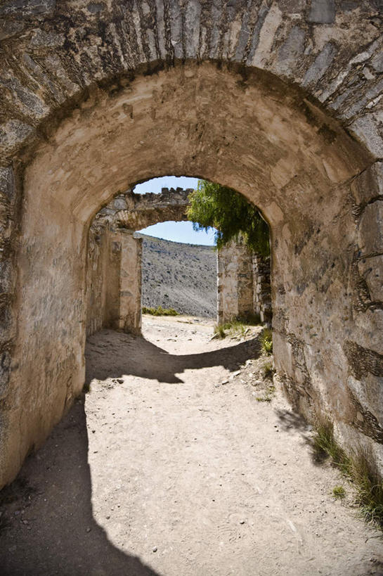 无人,竖图,室外,白天,正面,旅游,度假,石头,名胜古迹,门,标志建筑,道路,地标,建筑,路,墨西哥,阴影,遗迹,光线,石子,影子,墙,拱门,小路,交通,古迹,文物,娱乐,建设,古建筑,废墟,墙壁,墙面,蓝色,蓝天,天空,阳光,门框,天,享受,休闲,旅游胜地,放松,晴朗,北美,北美洲,美洲,古文明,万里无云,圣路易斯波托西,北亚美利加洲,亚美利加洲,墨西哥合众国,仙人掌王国,圣路易斯波托西州,石块,晴空,晴空万里,彩图