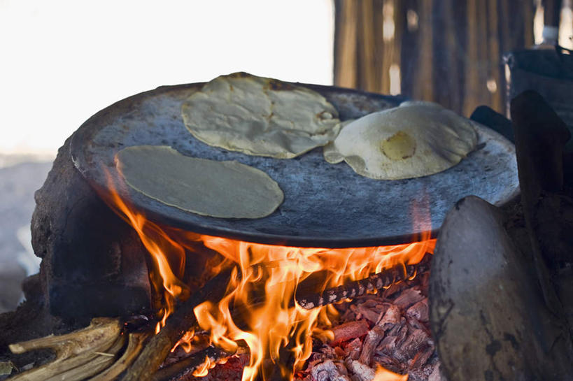 点心,无人,横图,室内,特写,白天,正面,烹饪,热情,厨具,火,金属制品,金属,锅子,火焰,木材,食品,燃烧,文化,锅,饼,小吃,木柴,食物,糕点,甜食,木料,煎锅,锅具,烹饪用具,玉米饼,烹调用具,烹调,彩图