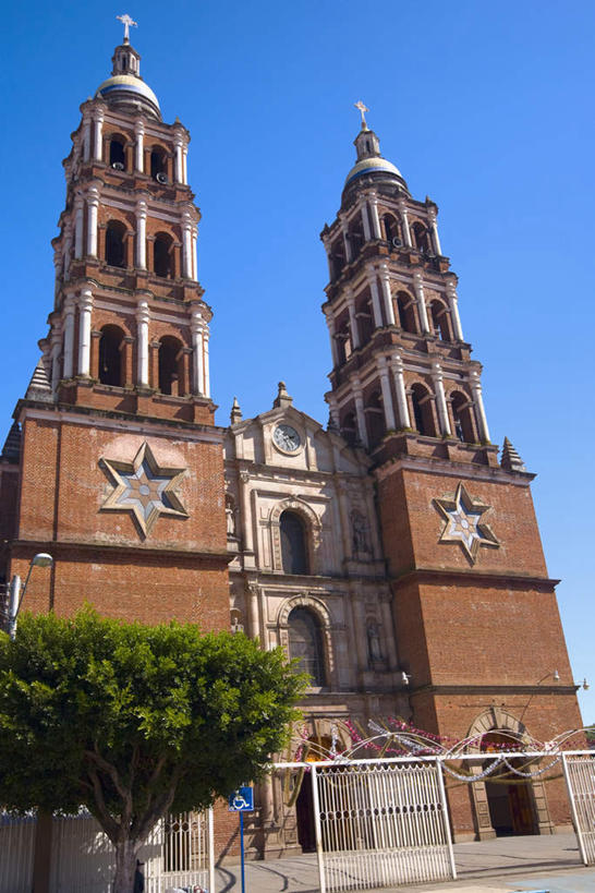 无人,教堂,竖图,室外,白天,仰视,旅游,度假,石头,植物,标志建筑,地标,建筑,墨西哥,阴影,节日,光线,石子,影子,墙,文化,娱乐,建设,墙壁,墙面,树,树木,蓝色,绿色,蓝天,天空,阳光,自然,天,祈祷,享受,休闲,健康,旅游胜地,放松,许愿,宗教,信仰,生长,晴朗,成长,纪念,祈求,北美,北美洲,基督教,天主教,美洲,信念,万里无云,乌鲁阿潘,米却肯,北亚美利加洲,亚美利加洲,墨西哥合众国,仙人掌王国,米却肯州,平安,石块,晴空,晴空万里,彩图,低角度拍摄,大教堂,礼拜堂