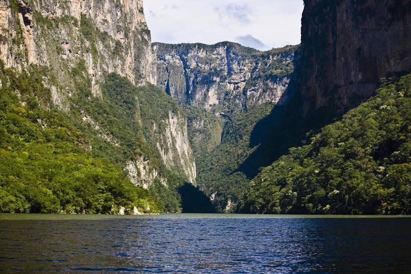 无人,横图,室外,白天,仰视,旅游,度假,湖,湖泊,石头,美景,森林,山,山脉,树林,水,植物,墨西哥,阴影,光线,石子,影子,湖面,景观,山顶,山峰,水流,水面,云,云朵,山峦,云彩,娱乐,树,树木,蓝色,绿色,白云,蓝天,天空,阳光,自然,湖水,群山,天,享受,休闲,景色,放松,生长,晴朗,成长,北美,北美洲,自然风光,美洲,沉积岩,恰帕斯,恰帕斯州,北亚美利加洲,亚美利加洲,墨西哥合众国,仙人掌王国,颠峰,极峰,水成岩,石块,岩石,晴空,彩图,低角度拍摄