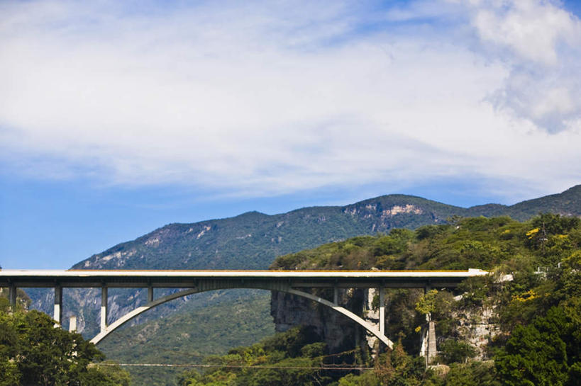 无人,横图,室外,白天,正面,旅游,度假,石头,美景,森林,山,山脉,树林,植物,墨西哥,阴影,光线,石子,影子,景观,山顶,山峰,云,云朵,桥,山峦,云彩,娱乐,石桥,拱桥,栈桥,树,树木,蓝色,绿色,白云,蓝天,天空,阳光,自然,群山,天,享受,休闲,景色,放松,拱形,生长,晴朗,成长,人行桥,石拱桥,北美,北美洲,自然风光,美洲,沉积岩,恰帕斯,恰帕斯州,北亚美利加洲,亚美利加洲,墨西哥合众国,仙人掌王国,颠峰,极峰,水成岩,石块,岩石,晴空,彩图