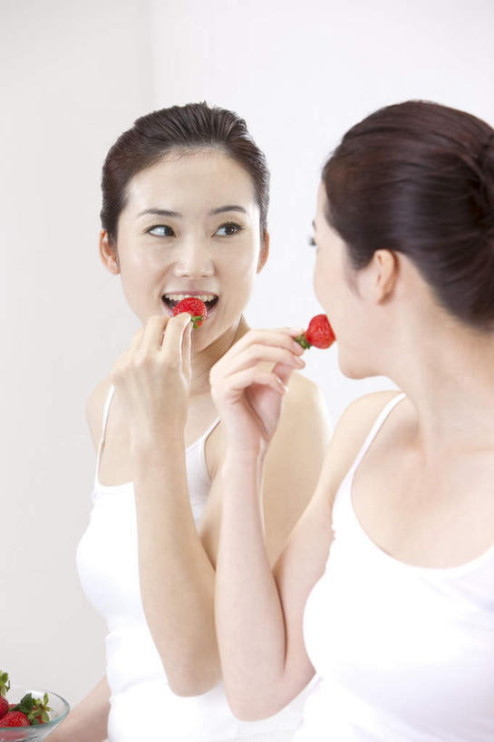 东方人,一个人,竖图,室内,白天,侧面,镜子,草莓,浆果,水果,吊带,亚洲,仅一个女性,仅一个人,握,服装,新鲜,生食,食品,果实,一颗,拿,拿着,扭头,注视,吊带衫,黄种人,食物,衣服,红色,白色,观察,看,转头,仅一个中年女性,握着,摄影,服饰,有机食品,绿色食品,影棚,观看,镜像,察看,衣着,镜面,穿着,关注,衣饰,女人,女性,中年女性,亚洲人,洋莓,水果皇后,红莓,地莓,半身,彩图,影棚拍摄,拍摄