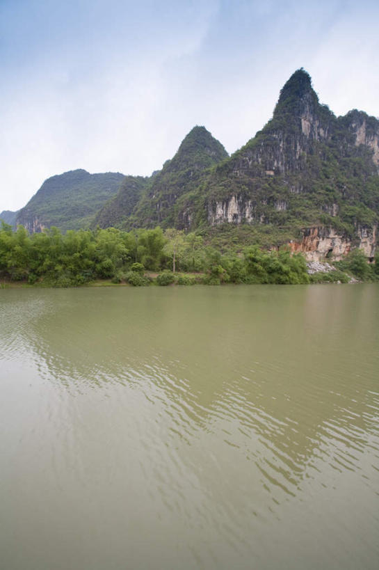 无人,家,竖图,室外,白天,正面,旅游,度假,河流,石头,美景,森林,山,山脉,树林,水,植物,中国,亚洲,阴影,光线,石子,影子,房屋,屋子,河水,景观,山顶,山峰,水流,山峦,娱乐,楼房,住宅,树,树木,蓝色,绿色,倒影,蓝天,天空,阳光,自然,群山,天,享受,休闲,景色,放松,生长,晴朗,成长,广西,倒映,自然风光,东亚,沉积岩,万里无云,龙州,广西壮族自治区,中华人民共和国,桂,华南地区,崇左,崇左市,颠峰,极峰,反照,水成岩,石块,岩石,晴空,晴空万里,彩图,房子,龙州县