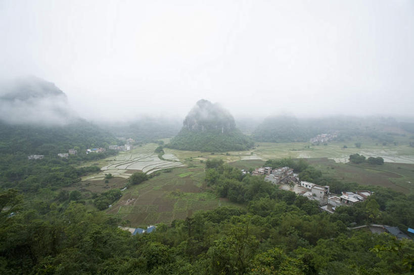 无人,家,横图,俯视,室外,白天,旅游,度假,石头,美景,森林,山,山脉,树林,植物,雾,中国,亚洲,阴影,朦胧,模糊,光线,石子,影子,房屋,屋子,景观,山顶,山峰,云,云朵,山峦,云彩,娱乐,楼房,住宅,树,树木,蓝色,绿色,白云,蓝天,天空,阳光,自然,群山,天,享受,休闲,景色,放松,生长,晴朗,成长,广西,迷雾,自然风光,东亚,沉积岩,龙宫洞,广西壮族自治区,中华人民共和国,桂,华南地区,崇左,崇左市,颠峰,极峰,水成岩,大新,大新县,石块,岩石,大雾,晴空,彩图,高角度拍摄,房子,龙宫仙境,那岭乡