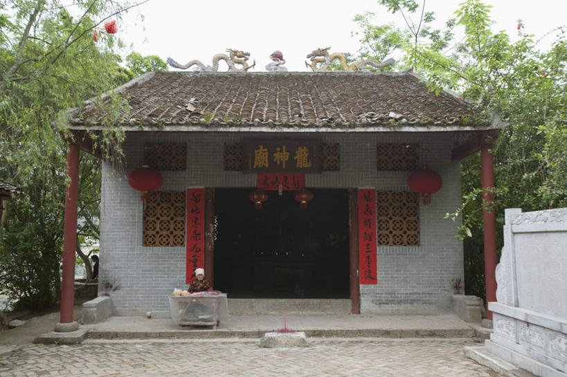 无人,横图,室外,白天,正面,旅游,度假,植物,标志建筑,地标,建筑,照明,雕塑,中国,对联,亚洲,吊挂,悬挂,艺术,装饰,标志,灯笼,雕刻,牌匾,瓦片,文字,纸灯笼,字符,手工艺品,墙,挂,瓦,文化,娱乐,标识,建设,墙壁,墙面,树,树木,绿色,自然,工艺品,灯具,享受,休闲,汉字,旅游胜地,放松,建造,生长,成长,纪念,春联,广西,照亮,美术,高雅,照明设备,中国文化,中文,主题,陈列,东亚,屋瓦,广西壮族自治区,中华人民共和国,桂,华南地区,百色,百色市,功能,美学,自信心,品位,国文,华文,彩图,对子,楹联,鹅泉,靖西鹅泉,靖西县