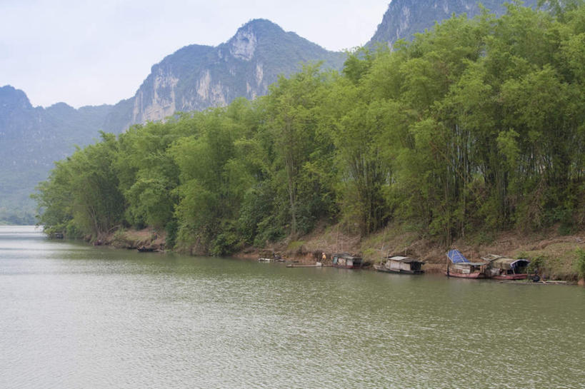 无人,横图,室外,白天,正面,旅游,度假,河流,石头,美景,森林,山,山脉,树林,水,植物,船,中国,亚洲,阴影,光线,石子,影子,河水,景观,山顶,山峰,水流,木船,山峦,娱乐,树,树木,蓝色,绿色,蓝天,天空,阳光,自然,交通工具,群山,天,享受,休闲,景色,放松,生长,晴朗,成长,广西,舟,自然风光,载具,东亚,沉积岩,万里无云,龙州,广西壮族自治区,中华人民共和国,桂,华南地区,崇左,崇左市,颠峰,极峰,水成岩,石块,岩石,晴空,晴空万里,彩图,龙州县