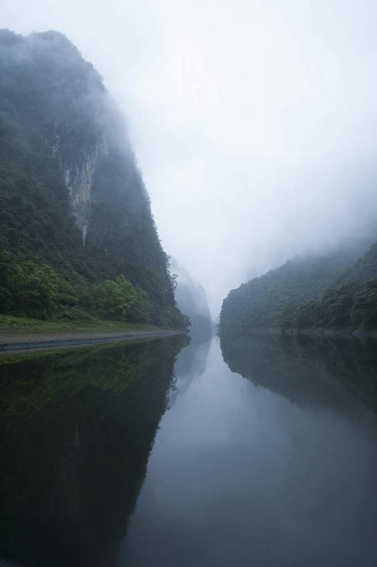 无人,竖图,室外,白天,正面,旅游,度假,河流,石头,美景,森林,山,山脉,树林,水,植物,雾,中国,亚洲,阴影,朦胧,模糊,光线,石子,影子,河水,景观,山顶,山峰,水流,山峦,娱乐,树,树木,蓝色,绿色,倒影,蓝天,天空,阳光,自然,群山,天,享受,休闲,景色,放松,生长,晴朗,成长,广西,迷雾,倒映,自然风光,东亚,沉积岩,万里无云,黑水河,广西壮族自治区,中华人民共和国,桂,华南地区,崇左,崇左市,颠峰,极峰,反照,水成岩,大新,大新县,石块,岩石,大雾,晴空,晴空万里,彩图,德天风景区