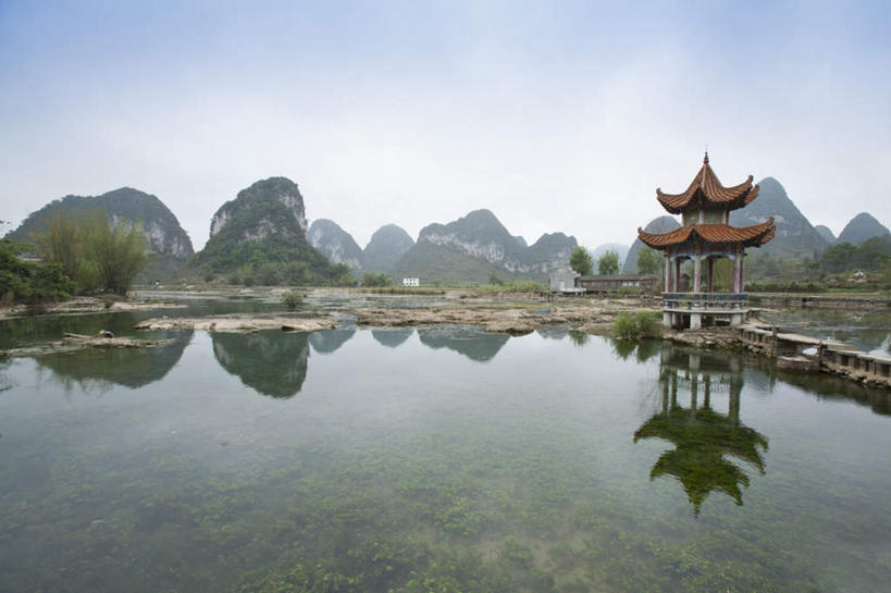 无人,寺庙,横图,室外,白天,正面,旅游,度假,河流,石头,美景,山,山脉,水,植物,建筑,中国,亚洲,阴影,光线,石子,瓦片,影子,亭子,河水,景观,山顶,山峰,水流,塔,山峦,瓦,娱乐,宝塔,树,树木,蓝色,绿色,倒影,蓝天,天空,阳光,自然,庙宇,群山,天,享受,休闲,景色,放松,建造,生长,晴朗,成长,广西,倒映,自然风光,东亚,沉积岩,屋瓦,万里无云,广西壮族自治区,中华人民共和国,桂,华南地区,百色,百色市,颠峰,极峰,浮图,浮屠,反照,水成岩,石块,岩石,晴空,晴空万里,彩图,庙,寺,鹅泉,靖西鹅泉,靖西县