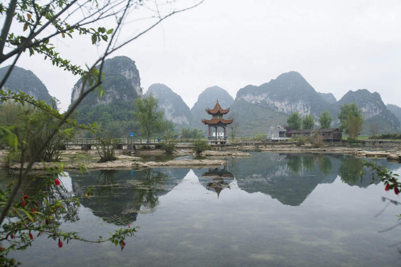 无人,寺庙,横图,室外,白天,正面,旅游,度假,河流,石头,美景,森林,山,山脉,树林,水,植物,中国,亚洲,阴影,光线,石子,影子,河水,景观,山顶,山峰,水流,塔,山峦,娱乐,宝塔,树,树木,蓝色,绿色,倒影,蓝天,天空,阳光,自然,庙宇,群山,天,享受,休闲,景色,放松,生长,晴朗,成长,广西,倒映,自然风光,东亚,沉积岩,万里无云,广西壮族自治区,中华人民共和国,桂,华南地区,百色,百色市,颠峰,极峰,浮图,浮屠,反照,水成岩,石块,岩石,晴空,晴空万里,彩图,庙,寺,鹅泉,靖西鹅泉,靖西县