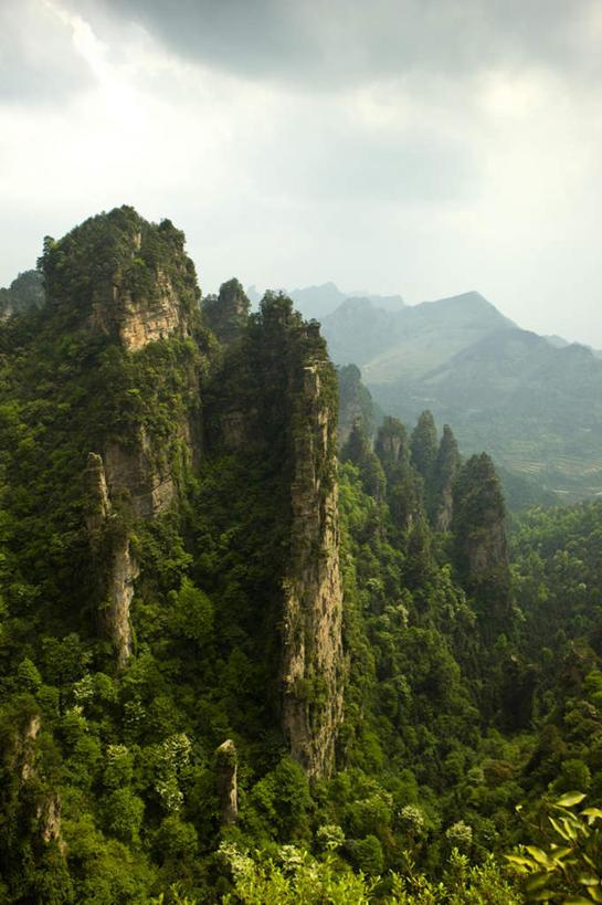 无人,公园,竖图,室外,白天,正面,旅游,度假,石头,美景,森林,山,山脉,树林,植物,张家界,中国,亚洲,石子,景观,山顶,山峰,乌云,悬崖,云,阴天,云朵,山峦,云彩,娱乐,树,树木,绿色,天空,自然,群山,天,享受,休闲,景色,放松,生长,成长,昏暗,阴沉,自然风光,东亚,沉积岩,湖南,湖南省,森林公园,张家界国家森林公园,中华人民共和国,绝壁,华中地区,湘,张家界市,颠峰,极峰,水成岩,石块,岩石,彩图