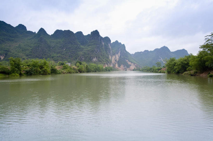 无人,横图,室外,白天,正面,旅游,度假,河流,石头,美景,森林,山,山脉,树林,水,植物,中国,亚洲,阴影,光线,石子,影子,河水,景观,山顶,山峰,水流,云,云朵,山峦,云彩,娱乐,树,树木,蓝色,绿色,白云,倒影,蓝天,天空,阳光,自然,群山,天,享受,休闲,景色,放松,生长,晴朗,成长,广西,倒映,自然风光,东亚,沉积岩,龙州,广西壮族自治区,中华人民共和国,桂,华南地区,崇左,崇左市,颠峰,极峰,反照,水成岩,石块,岩石,晴空,彩图,龙州县