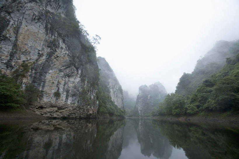 无人,横图,室外,白天,仰视,旅游,度假,河流,石头,美景,森林,山,山脉,树林,水,植物,雾,中国,亚洲,阴影,朦胧,模糊,光线,石子,影子,河水,景观,山顶,山峰,水流,山峦,娱乐,树,树木,蓝色,绿色,倒影,蓝天,天空,阳光,自然,群山,天,享受,休闲,景色,放松,生长,晴朗,成长,广西,迷雾,倒映,自然风光,东亚,沉积岩,万里无云,黑水河,广西壮族自治区,中华人民共和国,桂,华南地区,崇左,崇左市,颠峰,极峰,反照,水成岩,大新,大新县,石块,岩石,大雾,晴空,晴空万里,彩图,低角度拍摄,德天风景区