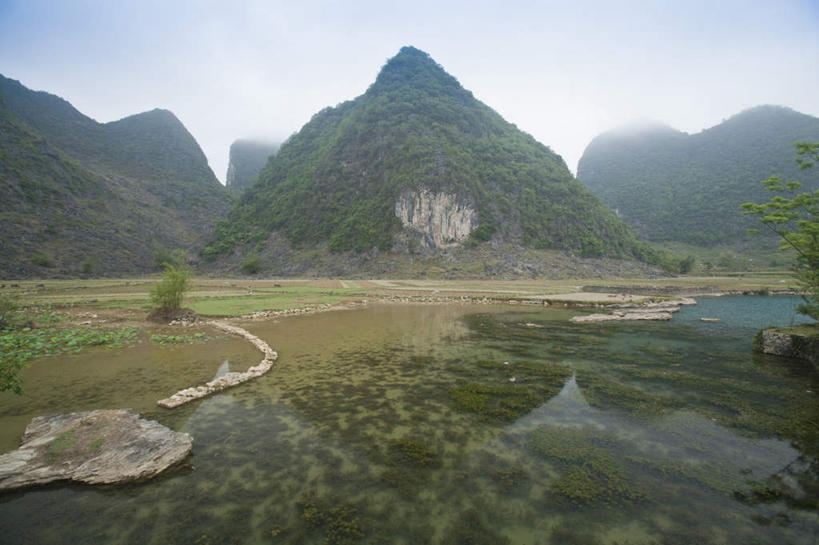 无人,横图,室外,白天,正面,旅游,度假,草地,草坪,河流,石头,美景,山,山脉,水,植物,中国,亚洲,阴影,光线,石子,影子,河水,景观,山顶,山峰,水流,山峦,娱乐,草,树,树木,蓝色,绿色,蓝天,天空,阳光,自然,群山,天,享受,休闲,景色,放松,生长,晴朗,成长,广西,自然风光,东亚,沉积岩,万里无云,广西壮族自治区,中华人民共和国,桂,华南地区,百色,百色市,颠峰,极峰,水成岩,石块,岩石,晴空,晴空万里,彩图,鹅泉,靖西鹅泉,靖西县