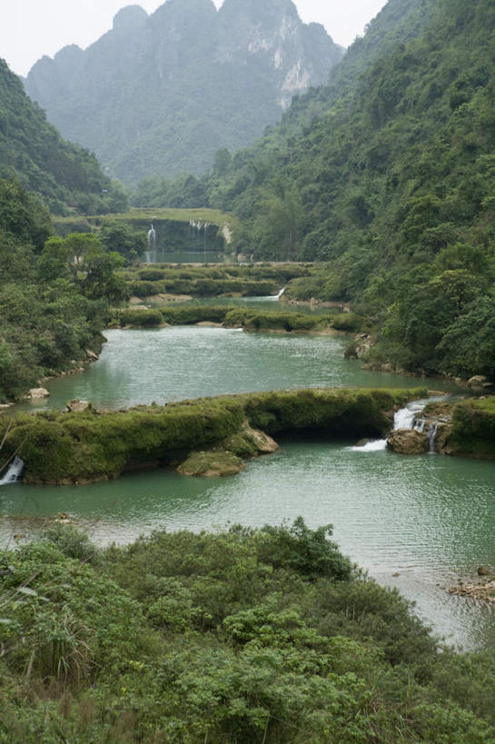 无人,竖图,室外,白天,正面,旅游,度假,河流,石头,美景,瀑布,森林,山,山脉,树林,水,植物,中国,亚洲,飞溅,溅,石子,液体,河水,景观,山顶,山峰,水滴,水流,山峦,娱乐,水珠,树,树木,绿色,自然,群山,享受,休闲,景色,放松,生长,成长,广西,喷洒,自然风光,东亚,沉积岩,德天瀑布,广西壮族自治区,德天跨国大瀑布,中华人民共和国,桂,华南地区,崇左,崇左市,颠峰,极峰,水成岩,大新,大新县,硕龙镇,跌水,石块,岩石,彩图