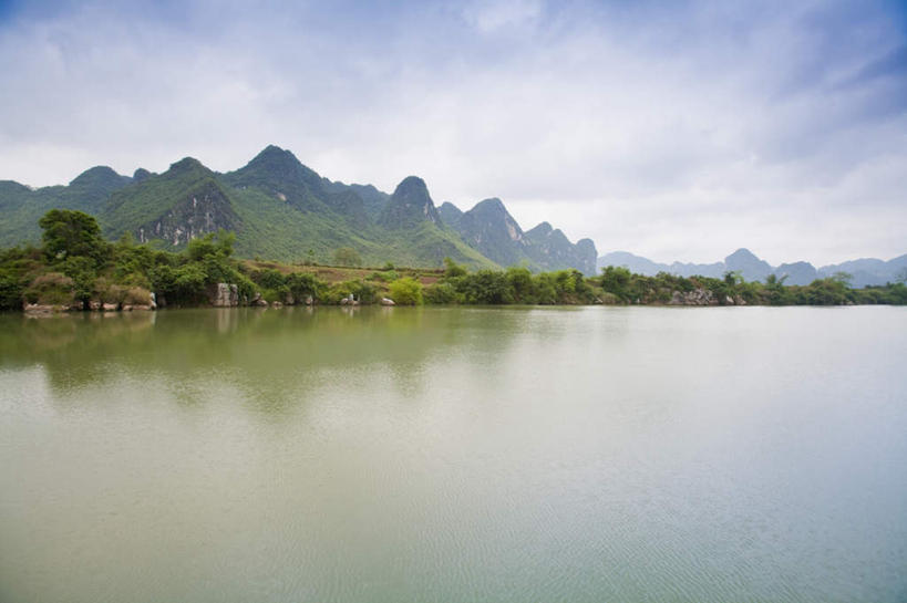 无人,横图,室外,白天,正面,旅游,度假,河流,石头,美景,森林,山,山脉,树林,水,植物,中国,亚洲,阴影,光线,石子,影子,河水,景观,山顶,山峰,水流,云,云朵,山峦,云彩,娱乐,树,树木,蓝色,绿色,白云,倒影,蓝天,天空,阳光,自然,群山,天,享受,休闲,景色,放松,生长,晴朗,成长,广西,倒映,自然风光,东亚,沉积岩,龙州,广西壮族自治区,中华人民共和国,桂,华南地区,崇左,崇左市,颠峰,极峰,反照,水成岩,石块,岩石,晴空,彩图,龙州县