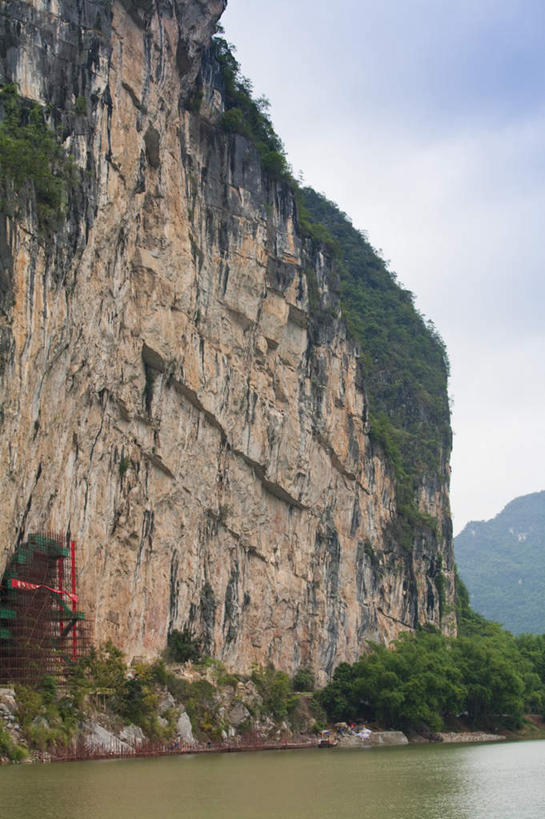 无人,竖图,室外,白天,仰视,旅游,度假,河流,石头,美景,森林,山,山脉,树林,水,植物,中国,亚洲,阴影,光线,石子,影子,河水,景观,山峰,水流,悬崖,云,云朵,山峦,云彩,娱乐,树,树木,蓝色,绿色,白云,倒影,蓝天,天空,阳光,自然,群山,天,享受,休闲,景色,放松,生长,晴朗,成长,广西,倒映,自然风光,东亚,沉积岩,龙州,广西壮族自治区,中华人民共和国,桂,华南地区,绝壁,崇左,崇左市,反照,水成岩,石块,岩石,晴空,彩图,低角度拍摄,龙州县