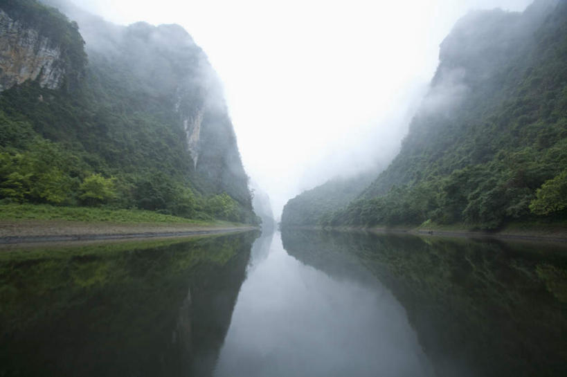 无人,横图,室外,白天,正面,旅游,度假,河流,石头,美景,森林,山,山脉,树林,水,植物,雾,中国,亚洲,朦胧,模糊,石子,河水,景观,山顶,山峰,水流,山峦,娱乐,树,树木,绿色,倒影,自然,群山,享受,休闲,景色,放松,生长,成长,广西,迷雾,倒映,自然风光,东亚,沉积岩,黑水河,广西壮族自治区,中华人民共和国,桂,华南地区,崇左,崇左市,颠峰,极峰,反照,水成岩,大新,大新县,石块,岩石,大雾,彩图,德天风景区