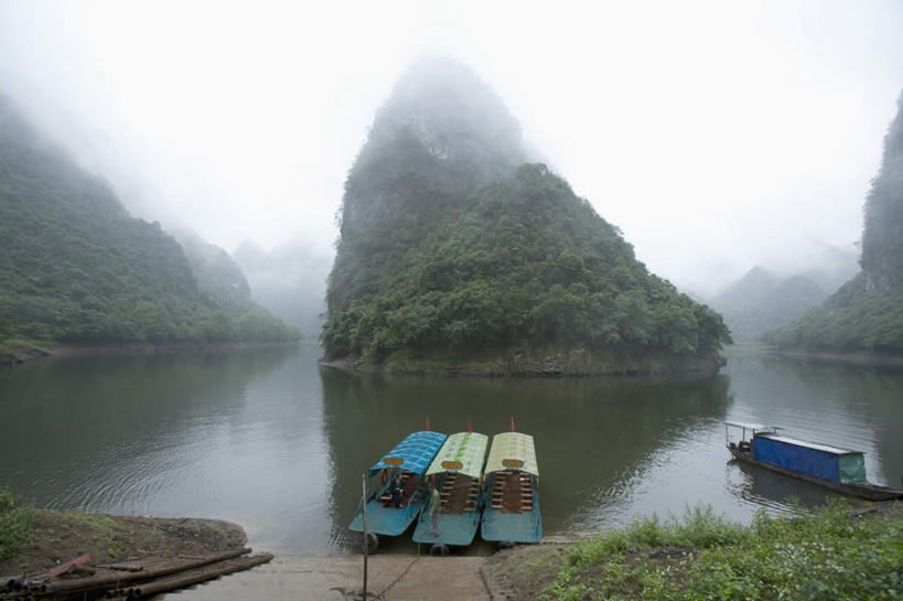 无人,横图,室外,白天,正面,旅游,度假,河流,石头,美景,森林,山,山脉,树林,水,植物,雾,船,中国,亚洲,朦胧,模糊,石子,河水,景观,山顶,山峰,水流,木船,山峦,娱乐,树,树木,绿色,倒影,自然,交通工具,群山,享受,休闲,景色,放松,生长,成长,广西,迷雾,倒映,舟,自然风光,载具,东亚,沉积岩,黑水河,广西壮族自治区,中华人民共和国,桂,华南地区,崇左,崇左市,颠峰,极峰,反照,水成岩,大新,大新县,石块,岩石,大雾,彩图,德天风景区