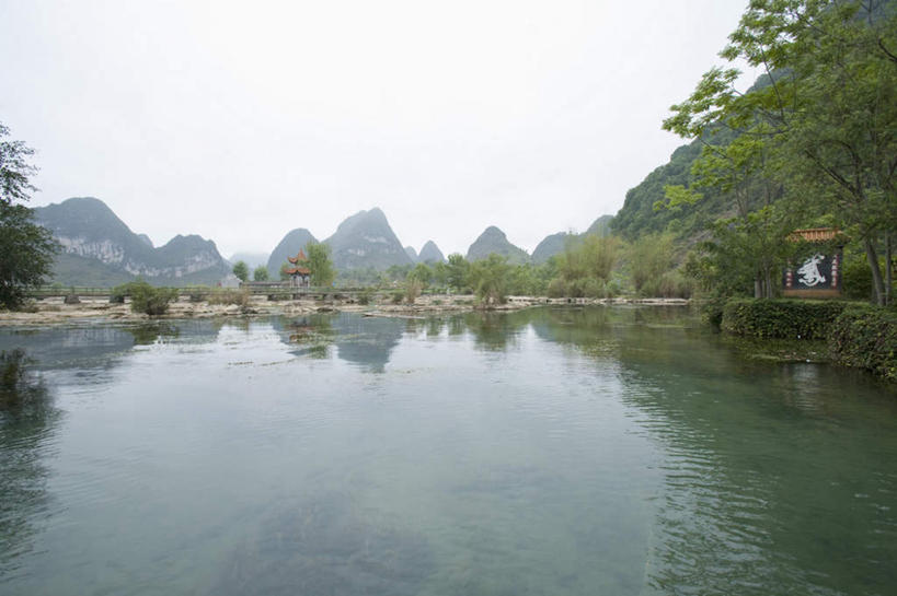 无人,寺庙,横图,室外,白天,正面,旅游,度假,河流,石头,美景,山,山脉,水,植物,建筑,中国,亚洲,阴影,光线,石子,瓦片,影子,亭子,河水,景观,山顶,山峰,水流,塔,山峦,瓦,娱乐,宝塔,树,树木,蓝色,绿色,倒影,蓝天,天空,阳光,自然,庙宇,群山,天,享受,休闲,景色,放松,建造,生长,晴朗,成长,广西,倒映,自然风光,东亚,沉积岩,屋瓦,万里无云,广西壮族自治区,中华人民共和国,桂,华南地区,百色,百色市,颠峰,极峰,浮图,浮屠,反照,水成岩,石块,岩石,晴空,晴空万里,彩图,庙,寺,鹅泉,靖西鹅泉,靖西县