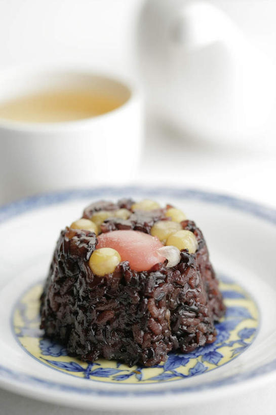 无人,竖图,俯视,室内,特写,白天,白色背景,烹饪,中餐,幸福,茶,杯子,餐具,阴影,朦胧,模糊,反射,碟子,壶,盘,影子,红豆,茶叶,料理,食品,娱乐,菜肴,美食,水壶,食物,盘子,茶壶,容器,水杯,碟,享受,休闲,温馨,中式,放松,乐趣,摄影,佳肴,影棚,提神,舒适,醒脑,茶杯,彩图,高角度拍摄,影棚拍摄,拍摄,红豆饼