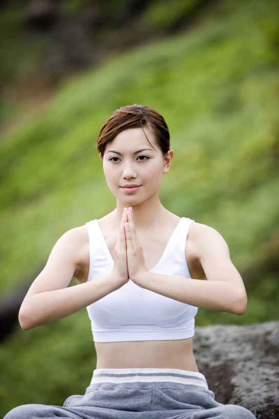 东方人,一个人,坐,笑,微笑,竖图,室外,白天,正面,锻炼,瑜伽,运动,草地,草坪,石头,植物,亚洲,仅一个年轻女性,仅一个女性,仅一个人,服装,朦胧,模糊,背心,石子,祝福,注视,黄种人,草,虔诚,衣服,绿色,观察,看,祈祷,双手合十,养生,服饰,观看,察看,衣着,穿着,关注,感谢,合掌,合十礼,合掌礼,合十,莲华合掌,感恩,衣饰,露脐装,体育,年轻女性,女人,女性,亚洲人,石块,岩石,坐着,半身,彩图,健身,祈祷式