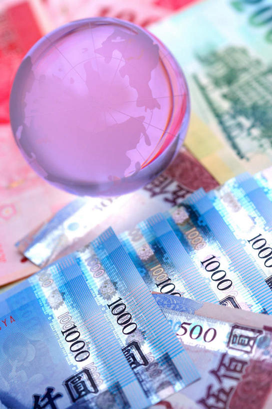 无人,竖图,俯视,室内,特写,白天,钱,仪器,静物,一排,许多,阴影,检查,朦胧,模糊,整齐,反射,分析,科学,标志,放大镜,钱币,数字,文字,影子,字符,标识,排列,一个,观察,清晰,探索,钞票,金融,纸币,阿拉伯数字,经济,台币,放大,单个,观看,仔细,透镜,凸透镜,聚焦,队列,关注,流通,纸钞,贸易,光学,清楚,货币,现金,彩图,高角度拍摄