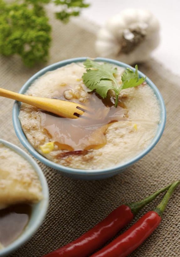 点心,无人,竖图,俯视,室内,特写,白天,白色背景,餐桌,桌子,辣椒,蔬菜,蒜,阴影,朦胧,模糊,新鲜,反射,影子,陶瓷,食品,甜点,甜品,陶瓷制品,蒜头,小吃,食物,糕点,两个,容器,碗,甜食,摄影,有机食品,绿色食品,影棚,餐台,储藏,储存,米糕,辣角,红海椒,大椒,辣虎,广椒,胡蒜,辣子,红辣椒,海椒,番椒,大蒜,彩图,高角度拍摄,影棚拍摄,拍摄,贮存