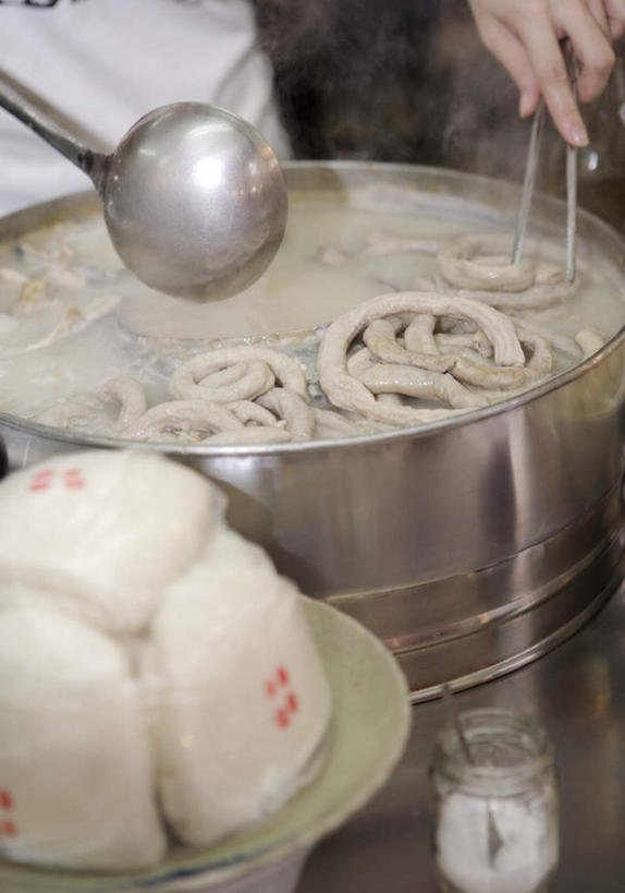 点心,东方人,手,一个人,竖图,室外,白天,正面,烹饪,雾,厨具,金属制品,亚洲,仅一个女性,仅一个人,握,沸腾,朦胧,模糊,金属,蒸汽,锅子,滤器,勺子,料理,食品,包子,面点,水蒸气,雾气,拿,拿着,黄种人,锅,美食,食物,夹子,小笼包,仅一个中年女性,手部,中式,握着,锅具,单手,气体,漏勺,烹饪用具,蒸发,食品夹,食物夹,面包夹,意粉夹,女人,女性,中年女性,亚洲人,烹调用具,烹调,半身,彩图
